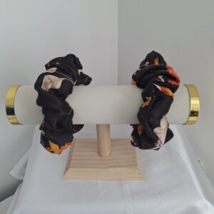 Scrunchie de Satín Negra Estampada
