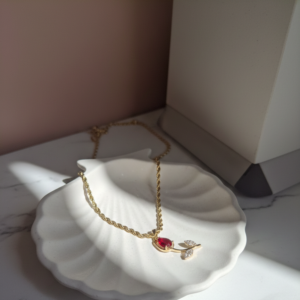 Cadena Lazo Dorada con Dije Tulipán Rojo