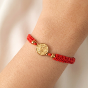 Pulsera San Benito Roja con Dije Dorado