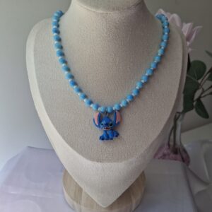 Collar Stitch de perlas azules con cuentas blancas