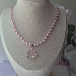 Collar de perlas rosas y blancas con colgante de rosa para mujer