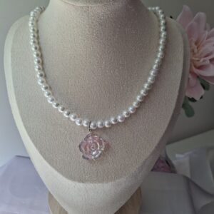 Collar de Perlas Blancas con Colgante de Rosa