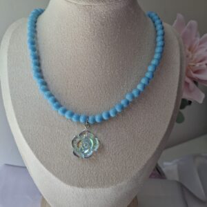 Collar de perlas azules con colgante de rosa para mujer