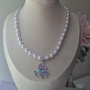 Collar de perlas blancas y lilas con colgante de pulpo para mujer